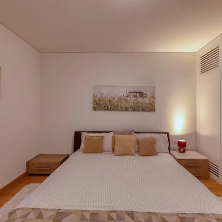 Queen Waterfront Apartment Belgrade