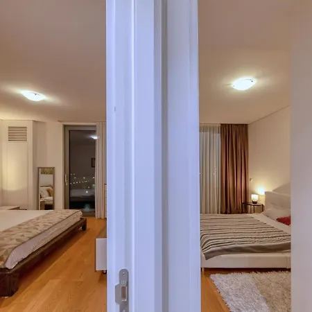 Queen Waterfront Apartman *