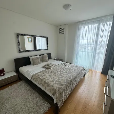 Queen Waterfront Apartman *