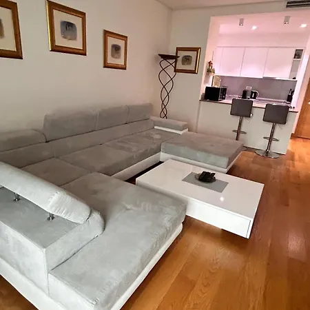 Queen Waterfront Apartman *