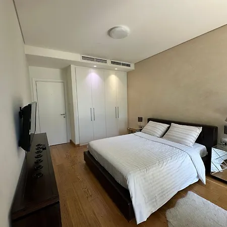 Queen Waterfront Apartman *